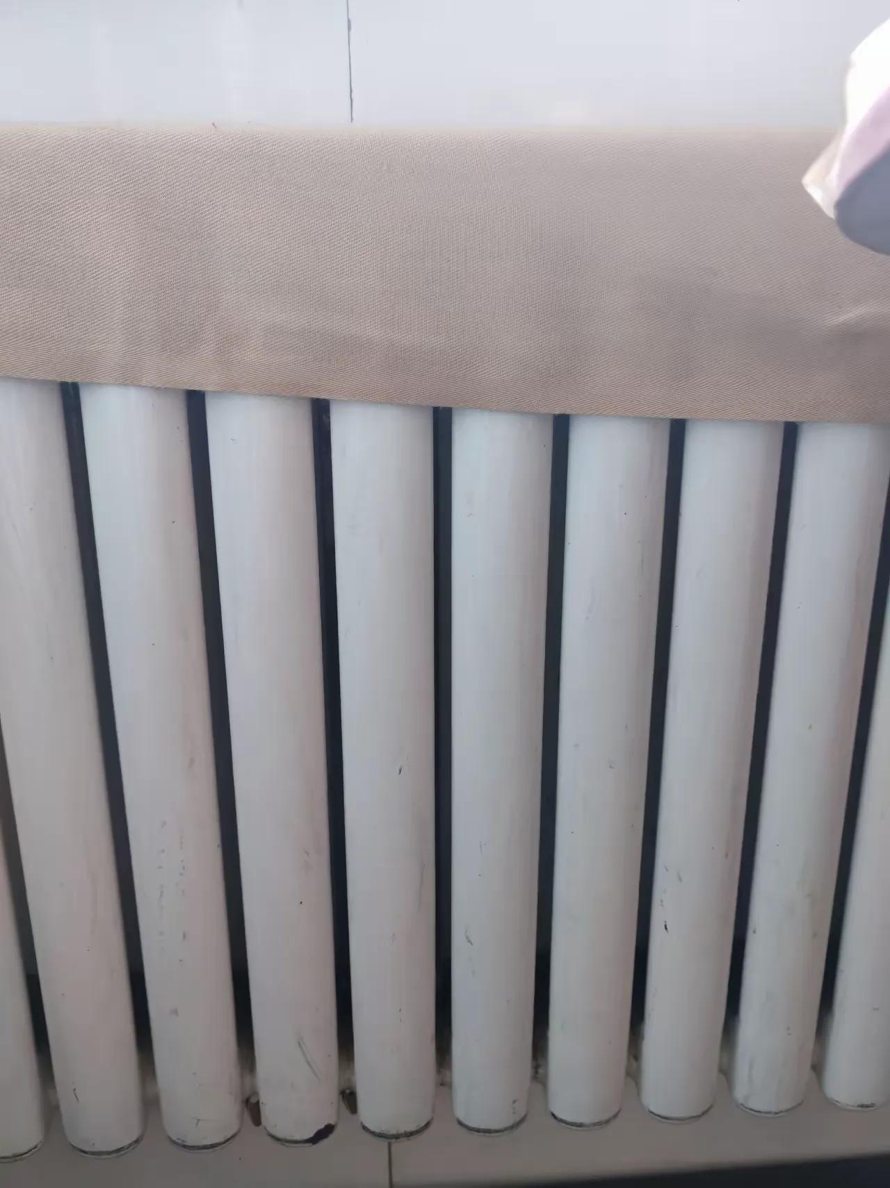 我家暖气片才用三年就漏得一塌糊涂，水顺着墙根流，把踢脚线都泡变形了，老公气得直跺