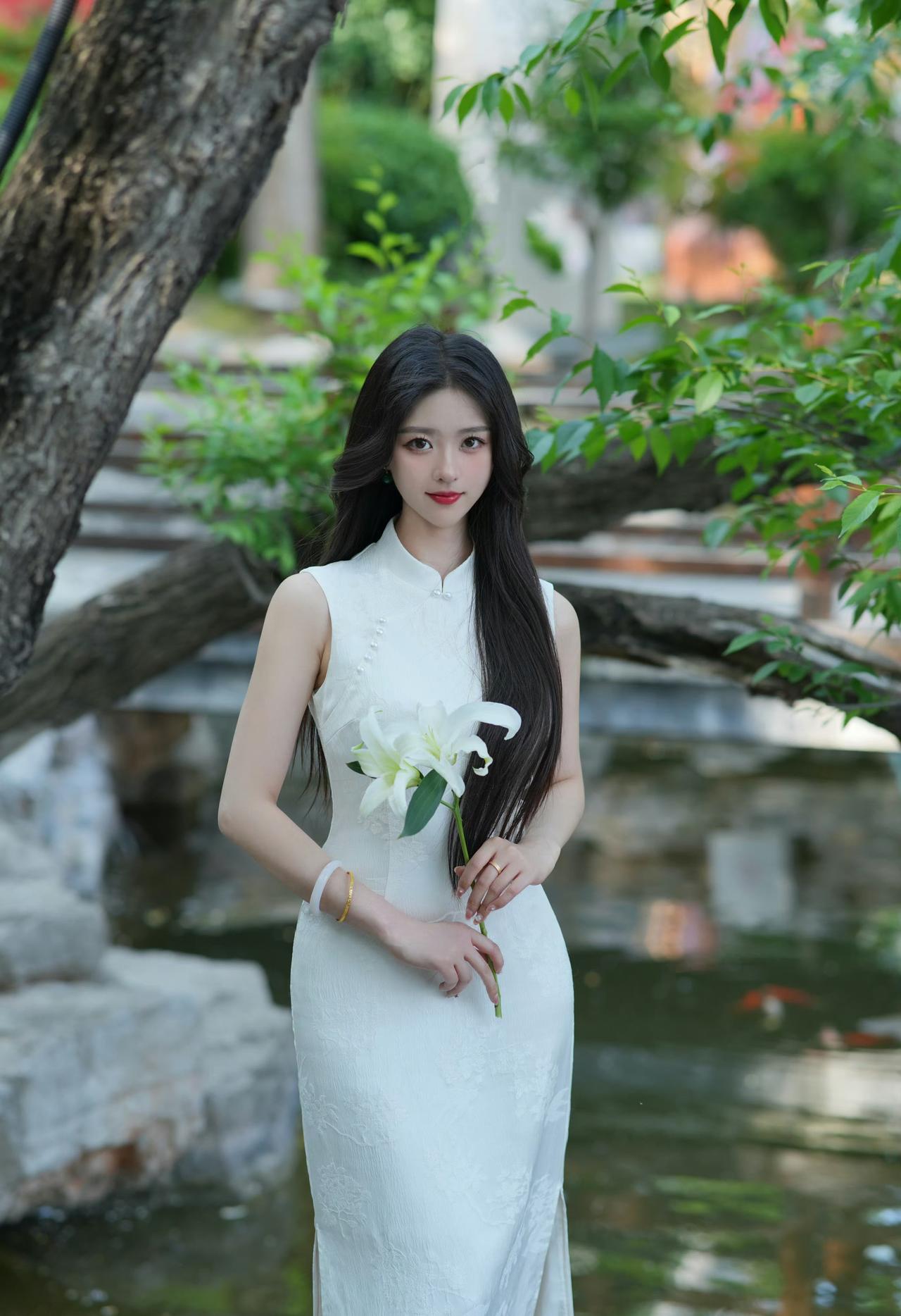 一袭白旗袍，一枝百合香，在亭台水榭间，晕染出独属于东方的清雅与温柔。