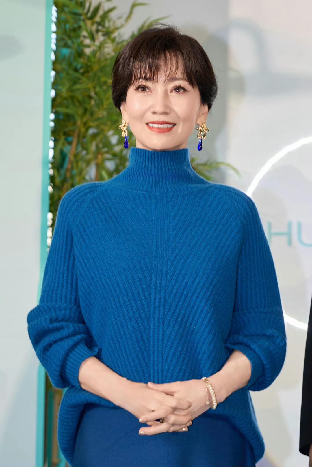 赵雅芝的穿搭，除了大家说她爱扮嫩好像没有什么让人可议论的……发现了吗？这一次