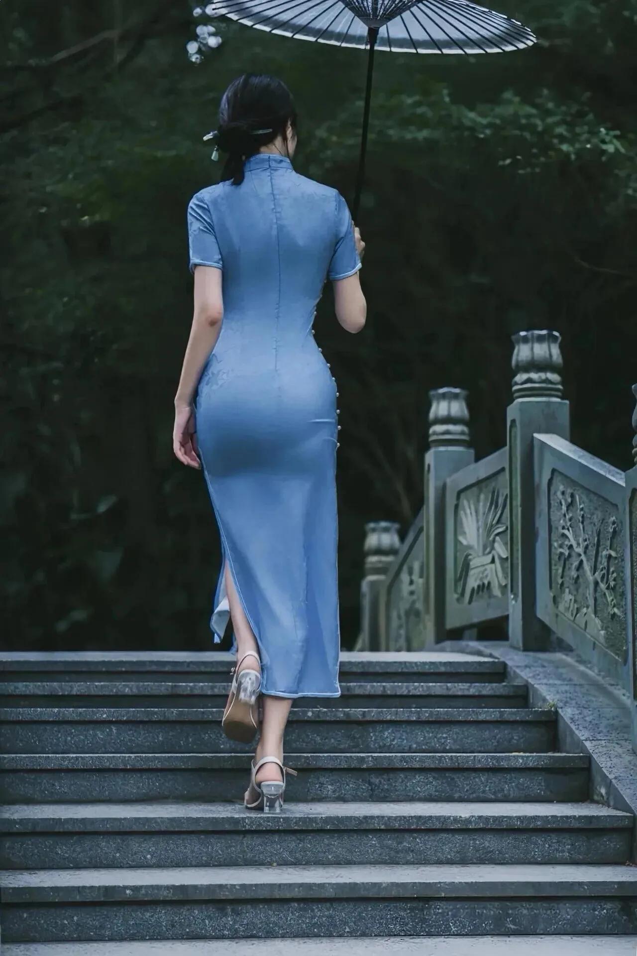 烟径寂，翠霭绕雕栏。绮袖含香撑纸伞，拾阶寻梦入江南。风软惹清欢。晒图笔记大