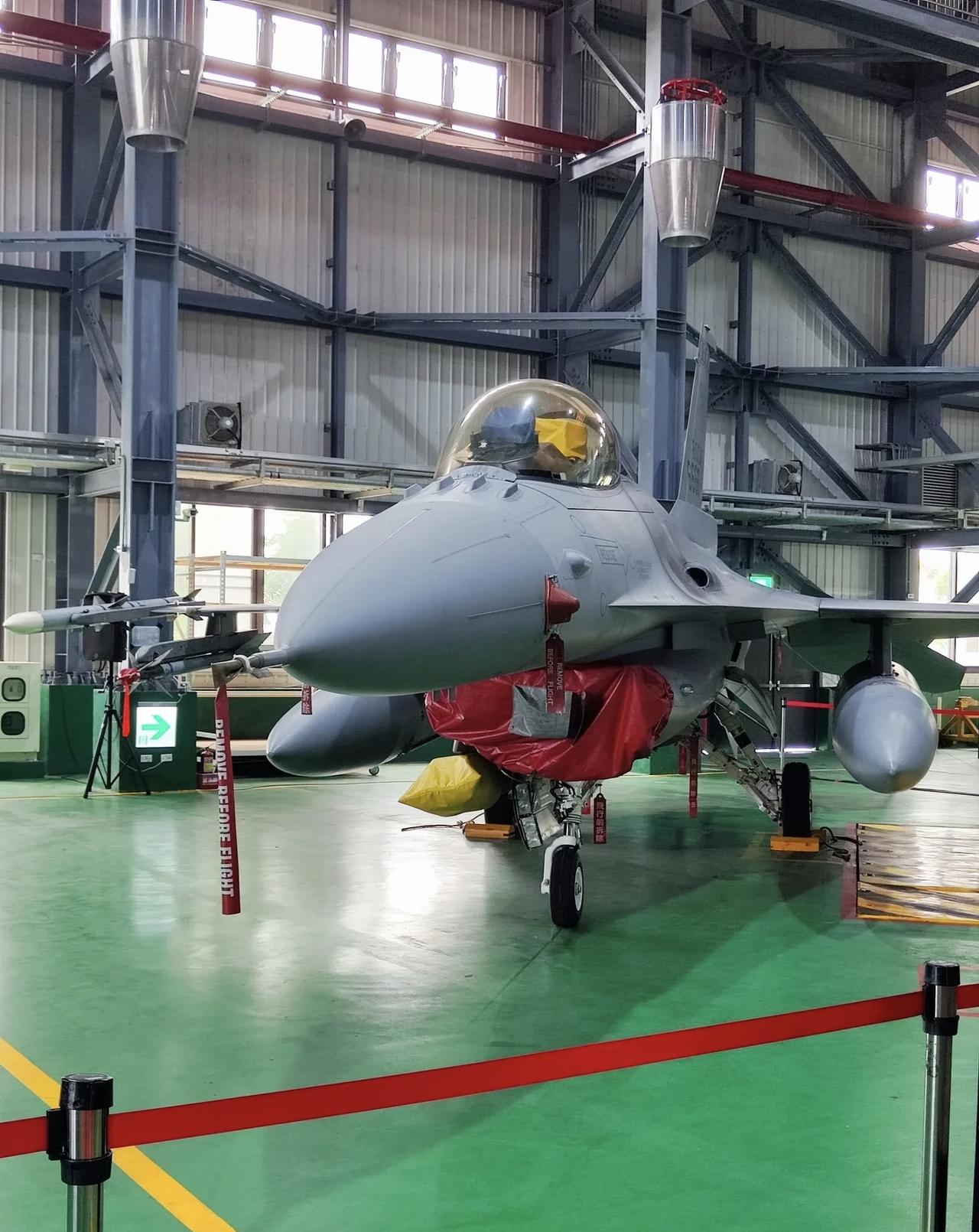 有点可惜了！我国台湾省空军的F-16V战斗机，停放在机库内，看起来嘎嘎新！这