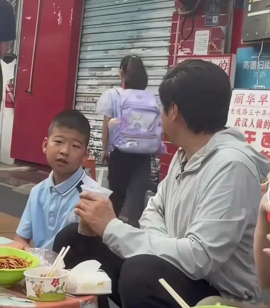 武汉热干面店英勇的女孩让网友相信弄巧成拙这个词语，刻意而为之必破功。这次干面事件