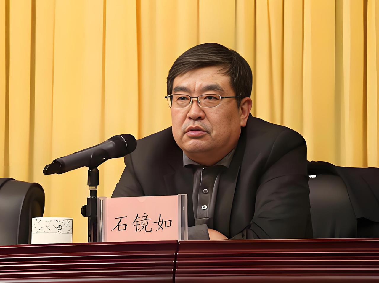 我以前在兰州财经大学上过学，刚刚听说母校一位姓石的副校长上了热搜，没想到毕业这么