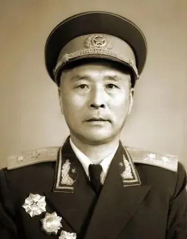 1936年，一位老大娘上山采野果。突然发现一大群苍蝇，在草丛上＂嗡嗡嗡＂盘旋，她