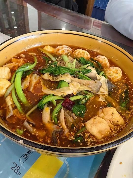 嫉妒吃麻辣烫拿很多玉米段的人哈哈，这种小嫉妒也太真实了！玉米段裹满麻辣烫的浓郁汤