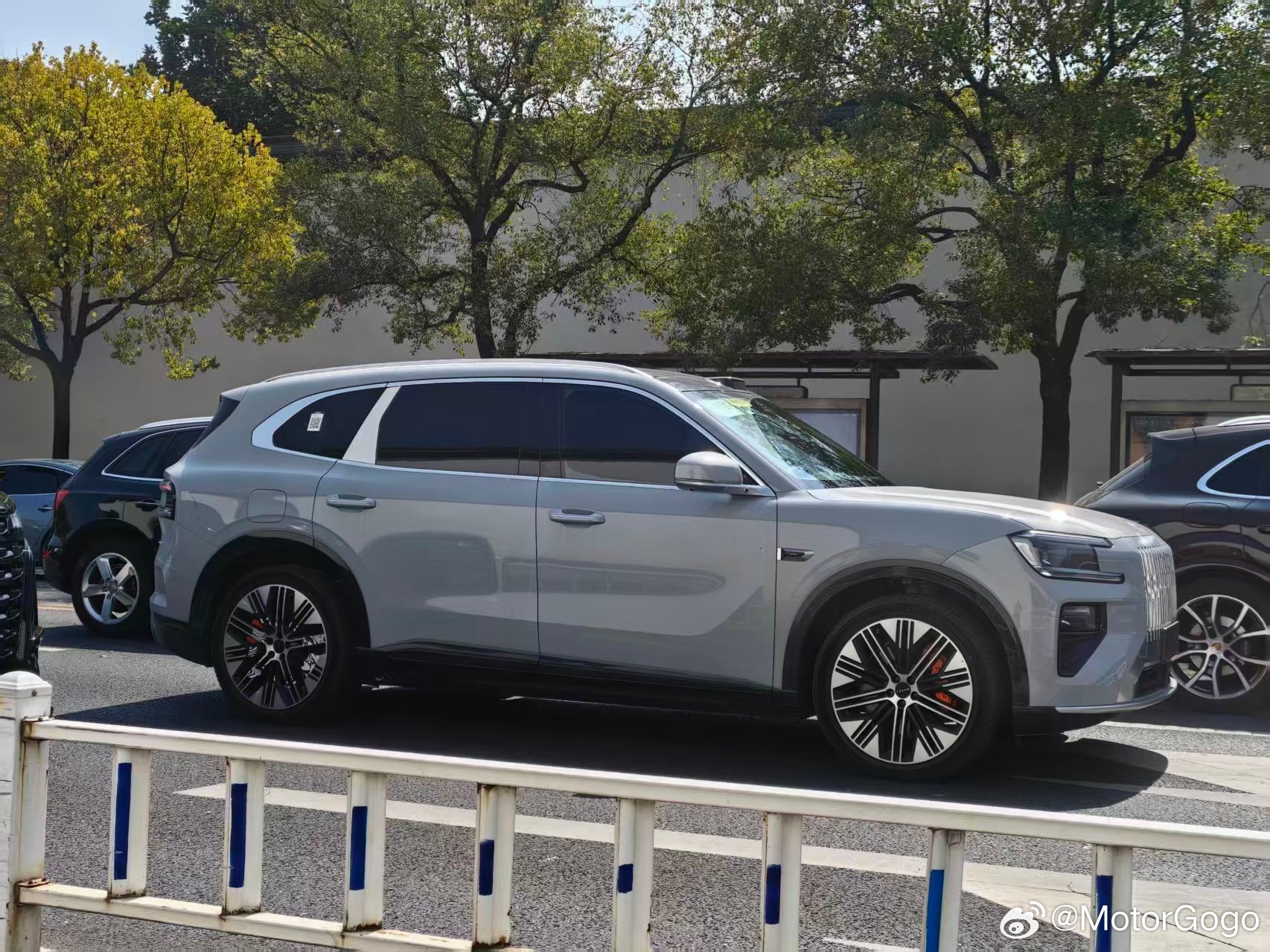 极氪8X无伪装上路被网友拍到了这个颜色很年轻很好看，挺推荐的大v聊车