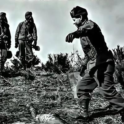 1952年，朝鲜战场，一名志愿军战士牺牲后，留下的一张老照片，他躺在冰冷的草地上