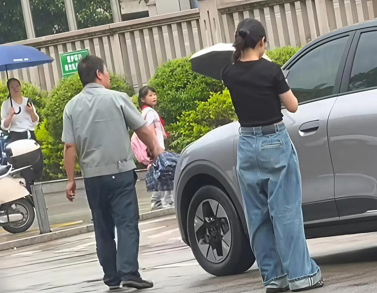 一个发泄式的踢一个“要回面子”式的打两人其实都挺冲动，但他们却都不是平白无故