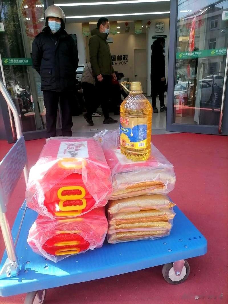 昨儿听了个事，真让人哭笑不得。这世上总有人觉得自己能把银行给算计了。小区里一位