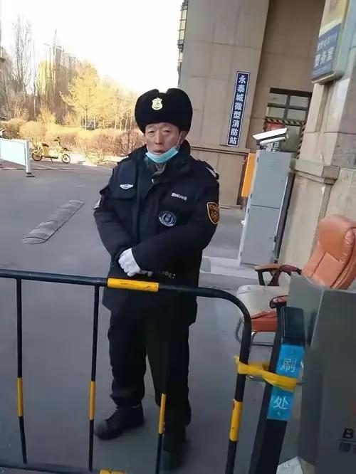 你见过底层的恶人吗？（21）小区保安小区门口有几个六七十岁的老头当保安，每个月