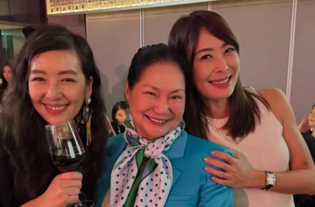 大S在世的时候，她妈妈黄春梅每次公开露面，不管什么场合，总是笑容满面、心情很好。