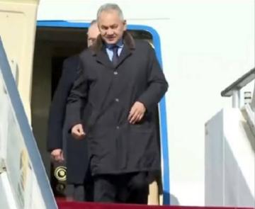 绍伊古的专机悄悄降落在北京机场，没有铺红毯仪式，也没有媒体围堵，舱门缓缓打开，有