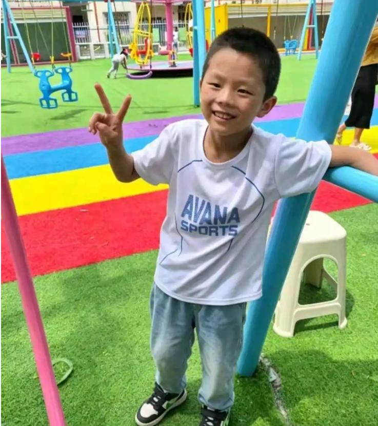 只因雨天忘收豆子被奶奶数落了几句，云南镇雄11岁的罗仁豪赌气离家出走，监控里他跳