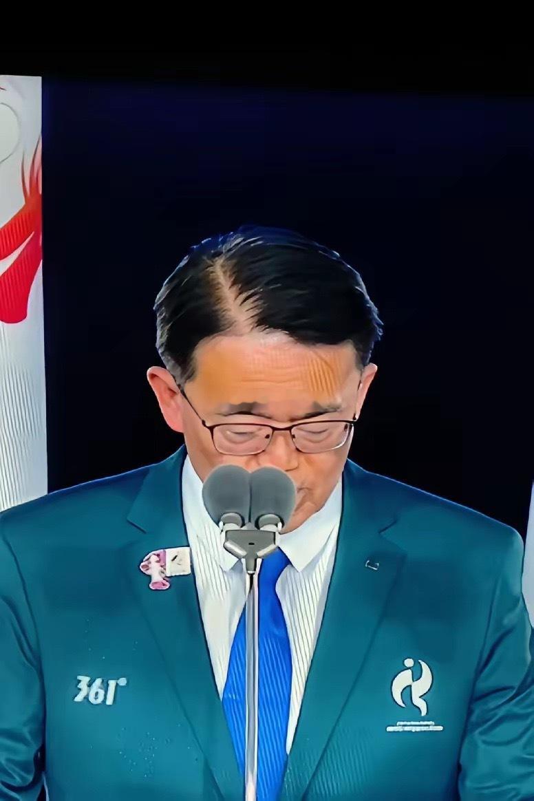 名古屋亚运会开幕式，日本组委会主席身穿国产361°，太提气。第20届爱知·名古屋