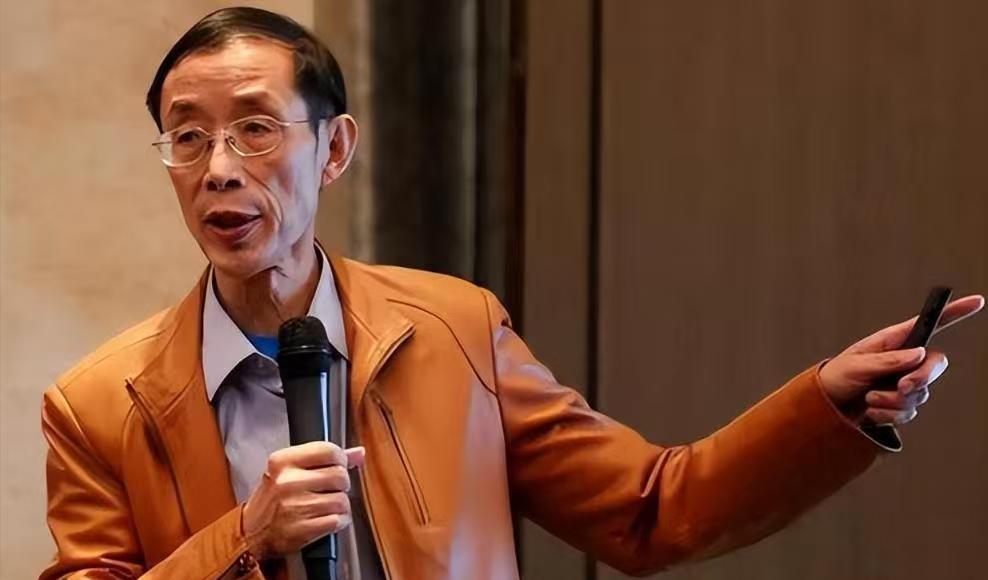 “北大教授”陈平，靠批判美国，狂赚数亿，晚年却奔赴美国，住上豪宅，女儿更是嫁给白