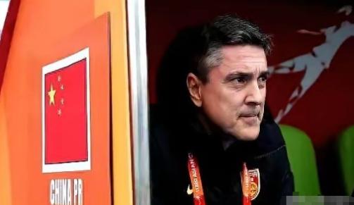 国足主帅安东尼奥私下透露，打日本让他压力很大。 他自己也说，日本足球这些年进