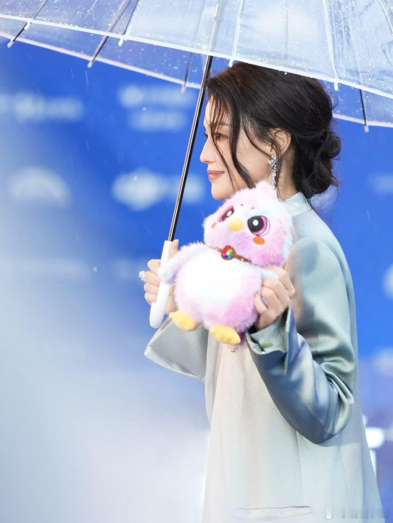 舒淇好好看呀，美丽大方！这个蓝太美了，衣服好有质感