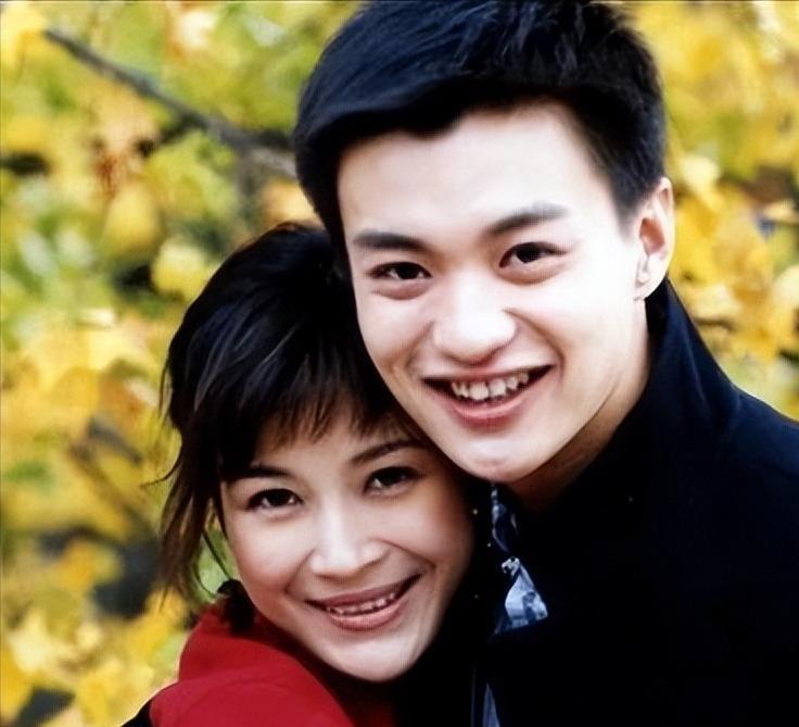 十二年前为嫁温州首富周旭辉，甩了相恋五年周一围的童蕾，如今带着女儿住浙江乡下平房