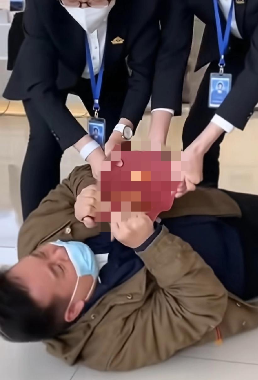 狗主人踹门被反杀算正当防卫吗？鼻骨也骨折了，但是对方妹妹郭女士说“我哥赤手空拳