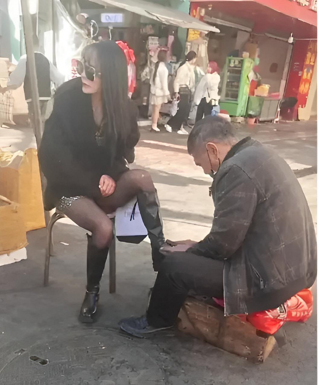 网上一家长发文，儿子大学毕业找工作难，最后找了个协警，月工资3000元，5险一金