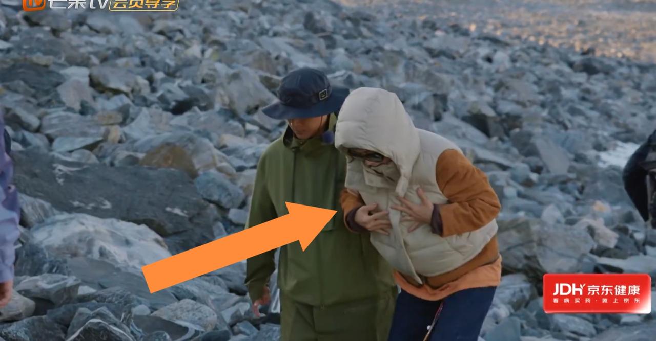 看到这一幕，知道龚俊不是偶然帮上李沁的，张晚意赶紧上前，使得那英“危机”就