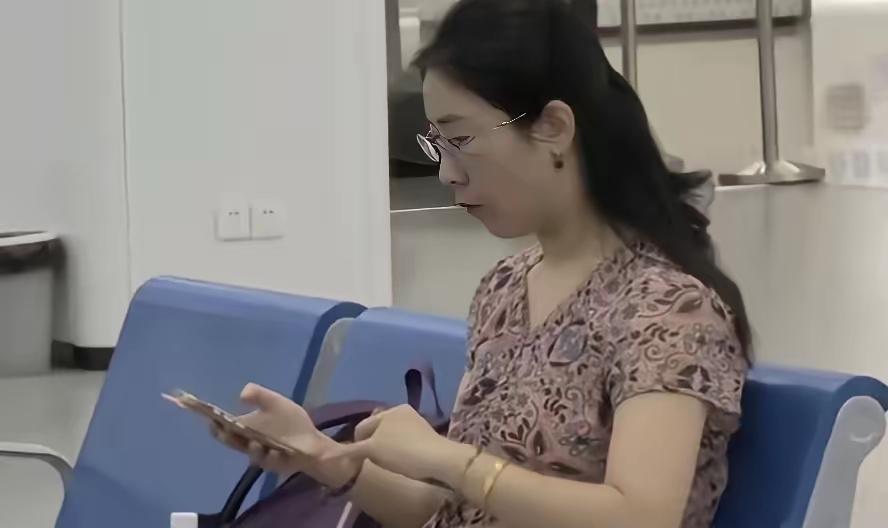 能看得出来，朱女士已经下定决心，要通过重婚自诉追究丈夫责任，一副不达目的绝不