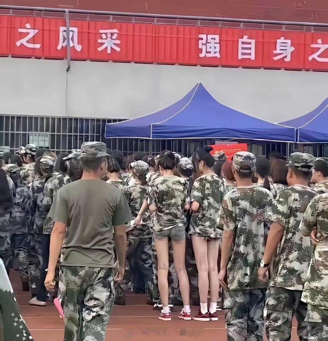 不是都应该统一服装吗？
