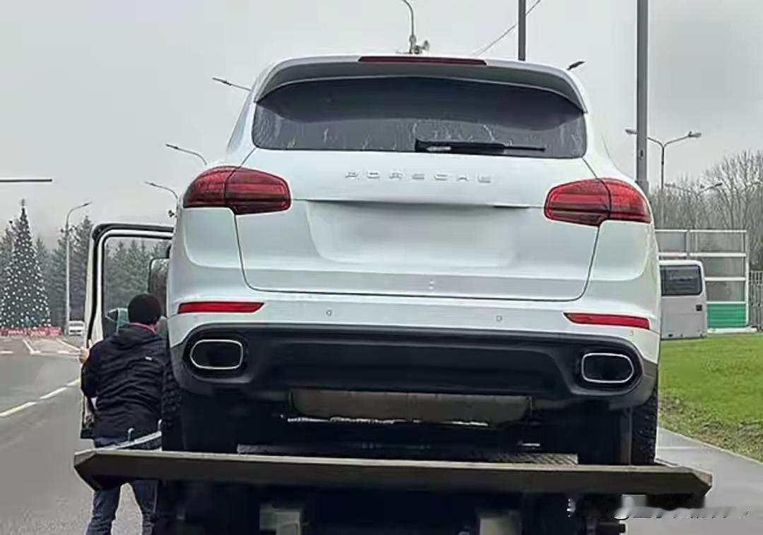 几乎同一时间，数百辆俄罗斯的保时捷豪车突然被锁死，变成了一堆铁疙瘩！俄罗斯的冬