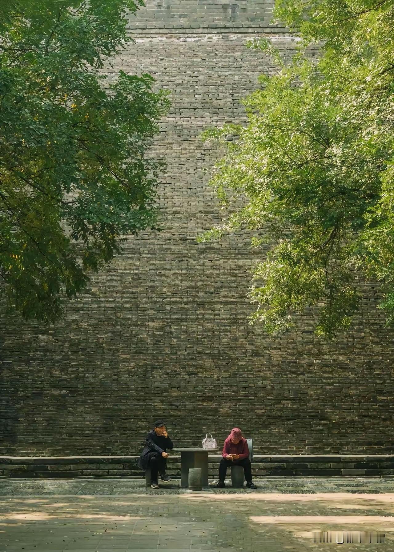 老家同事夫妻俩都给我来电话，他们比我大几岁，男同事到云南潇洒了一个月，回家后居然