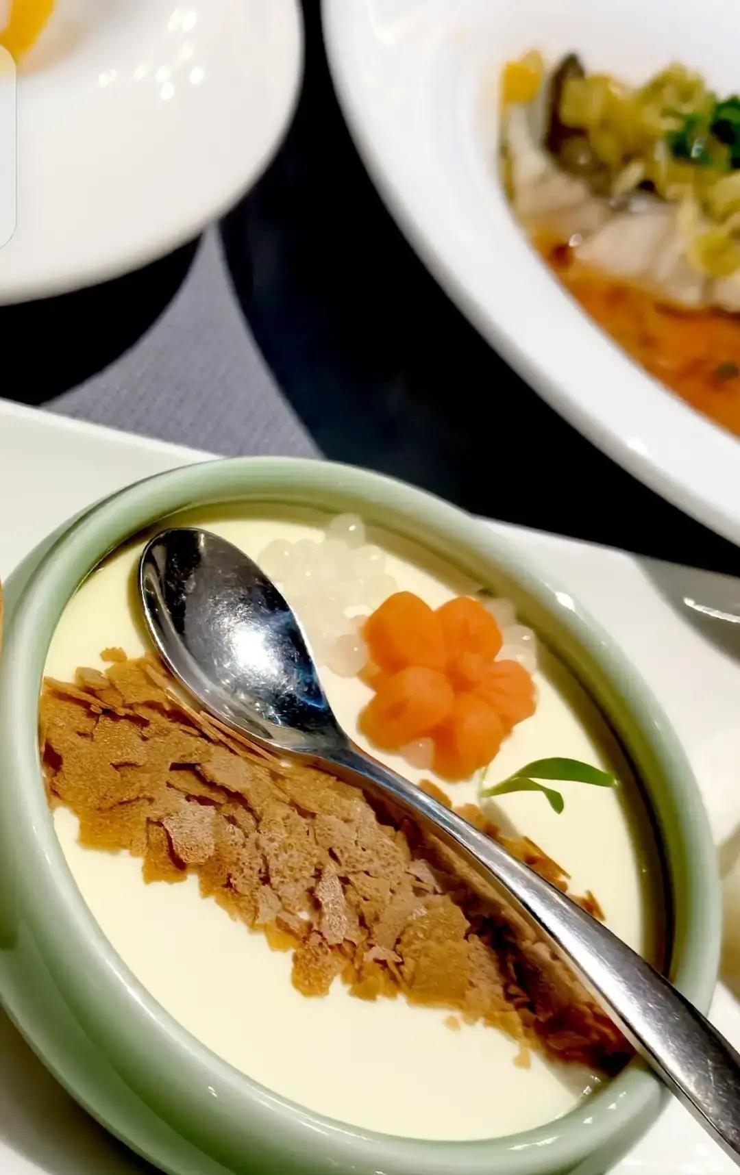 她回到那家餐厅，点了180块的跨年套餐，菜还是那几样，对面却空了。两个月前先生