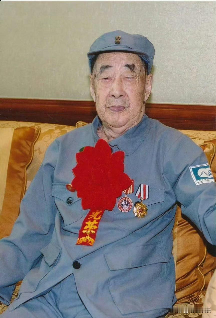 许家印的父亲许贤高，曾是一位老八路。许父去世，出殡当天许家印并没出现，是哥哥许