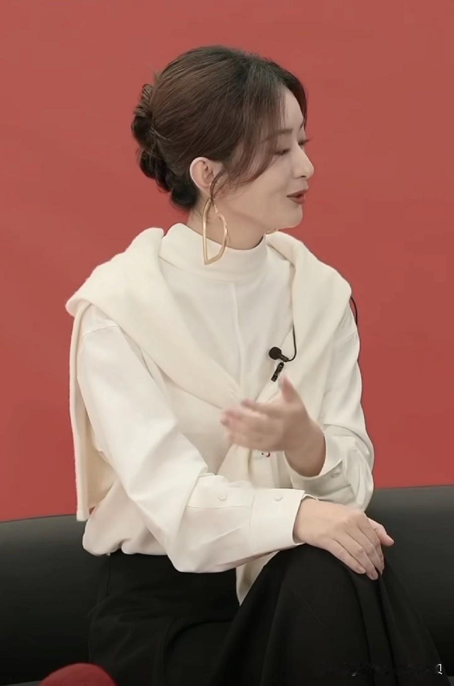 我以前一直觉得，赵丽颖土是对家粉丝故意黑她的，直到我看到了她昨天的直播造型。