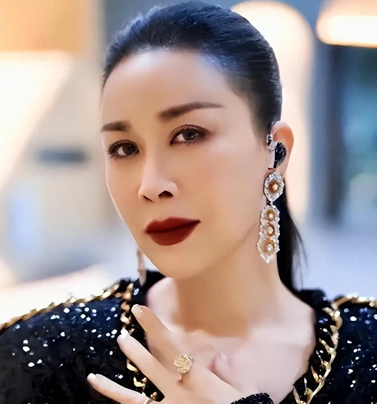 终于知道，毛阿敏和那英，两位同期爆红的女歌手，时隔多年，为什么后者事业长虹，而前者却被任意欺负！看看