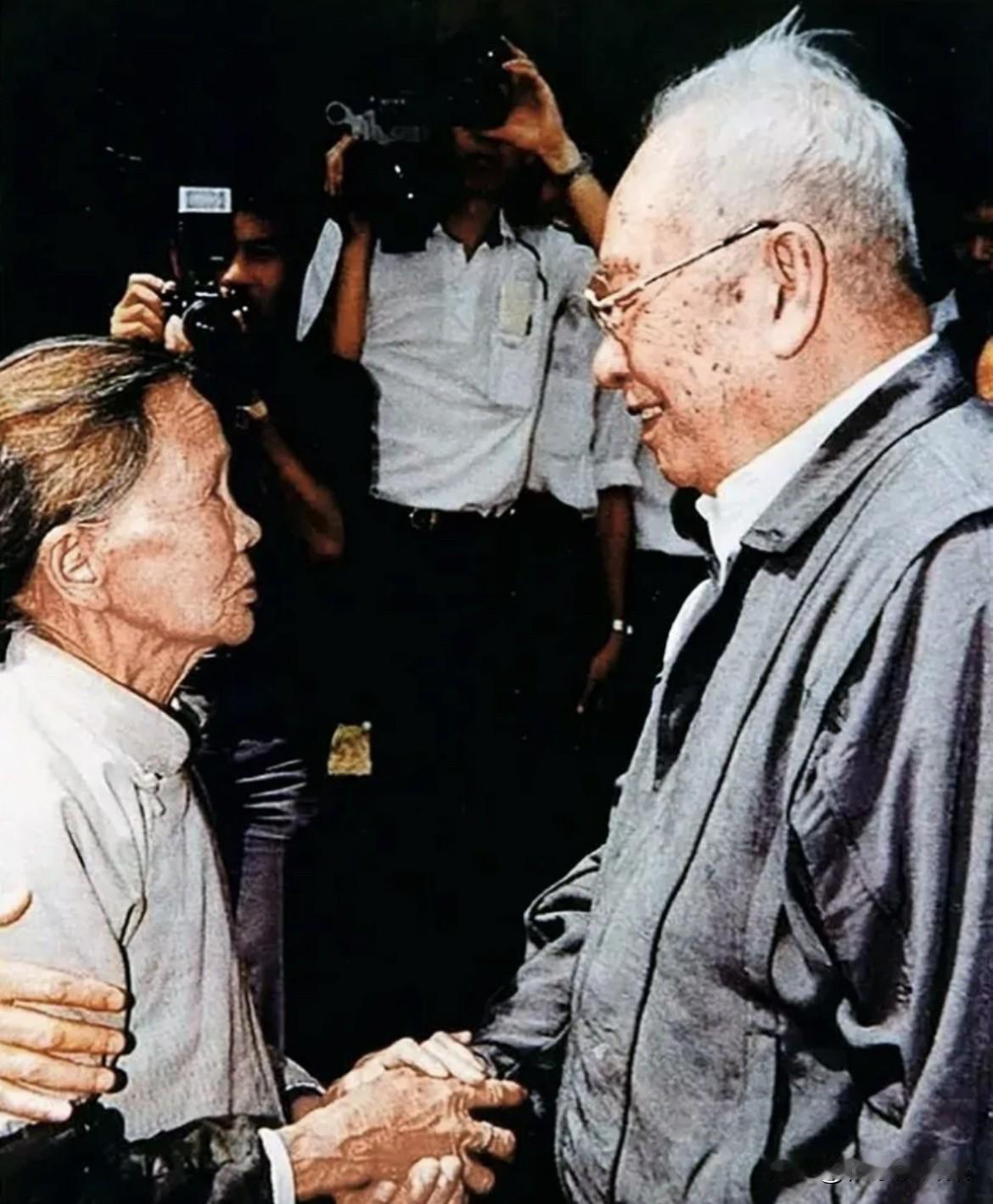 1983年10月，叶飞在福建南安金淘侨乡考察，和当地百姓亲切交流。南安金淘是叶飞