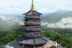 1924年，雷峰塔突然倒塌。人们害怕白蛇出塔，纷纷呼喊：“快跑啊，雷峰塔倒了，白