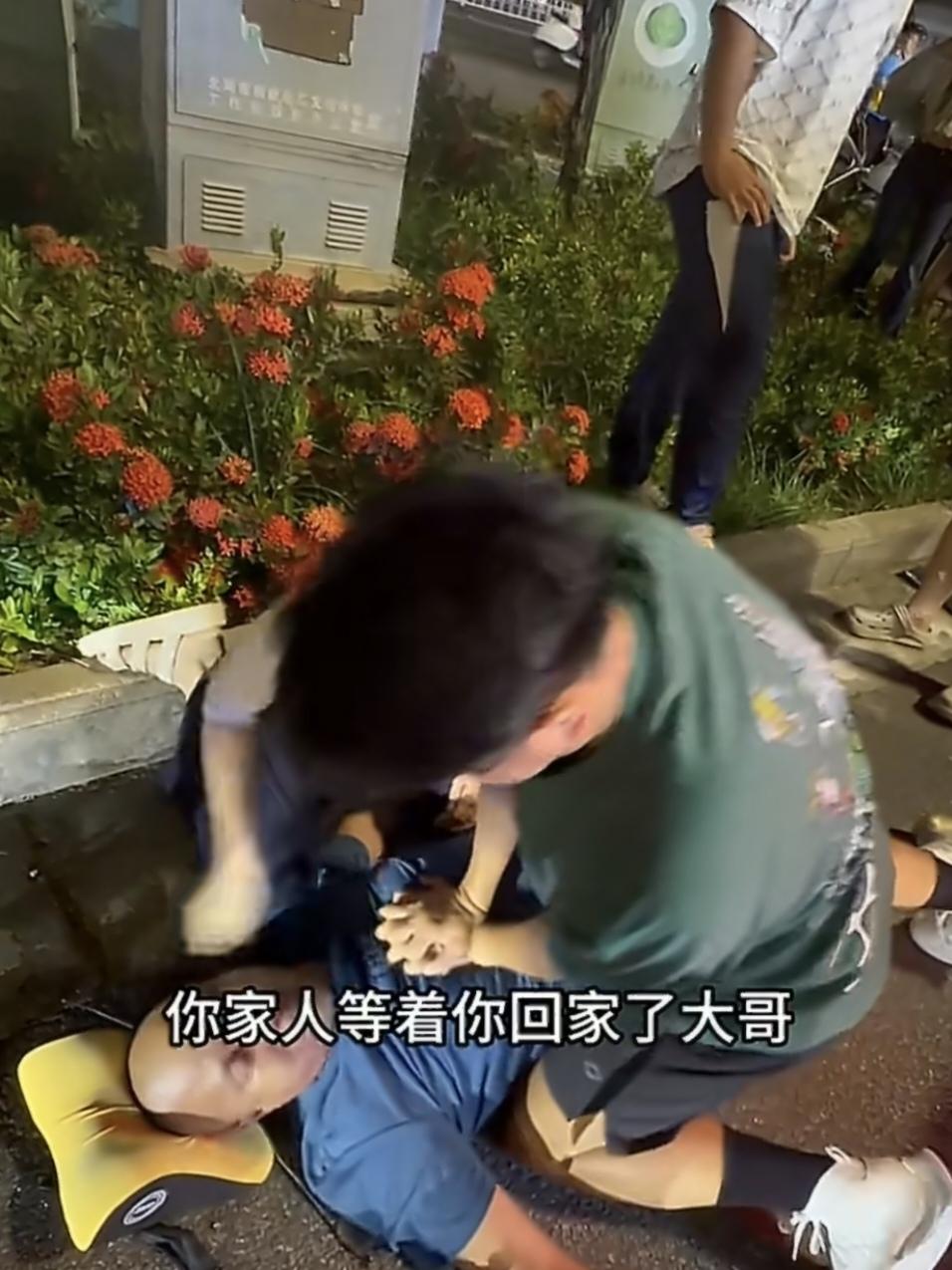 泪目了！6月11日，广西北海，一名男子带着儿子去打球的路上，发现一辆网约车没熄火