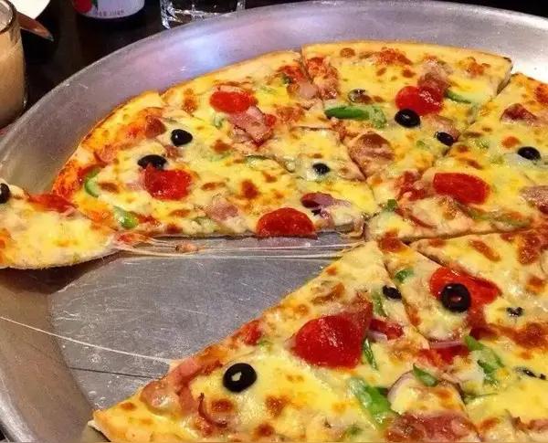 披萨🍕那破玩意儿，还有人吃吗？昨天，去以前住的地方找老街坊拿本书，发现街边