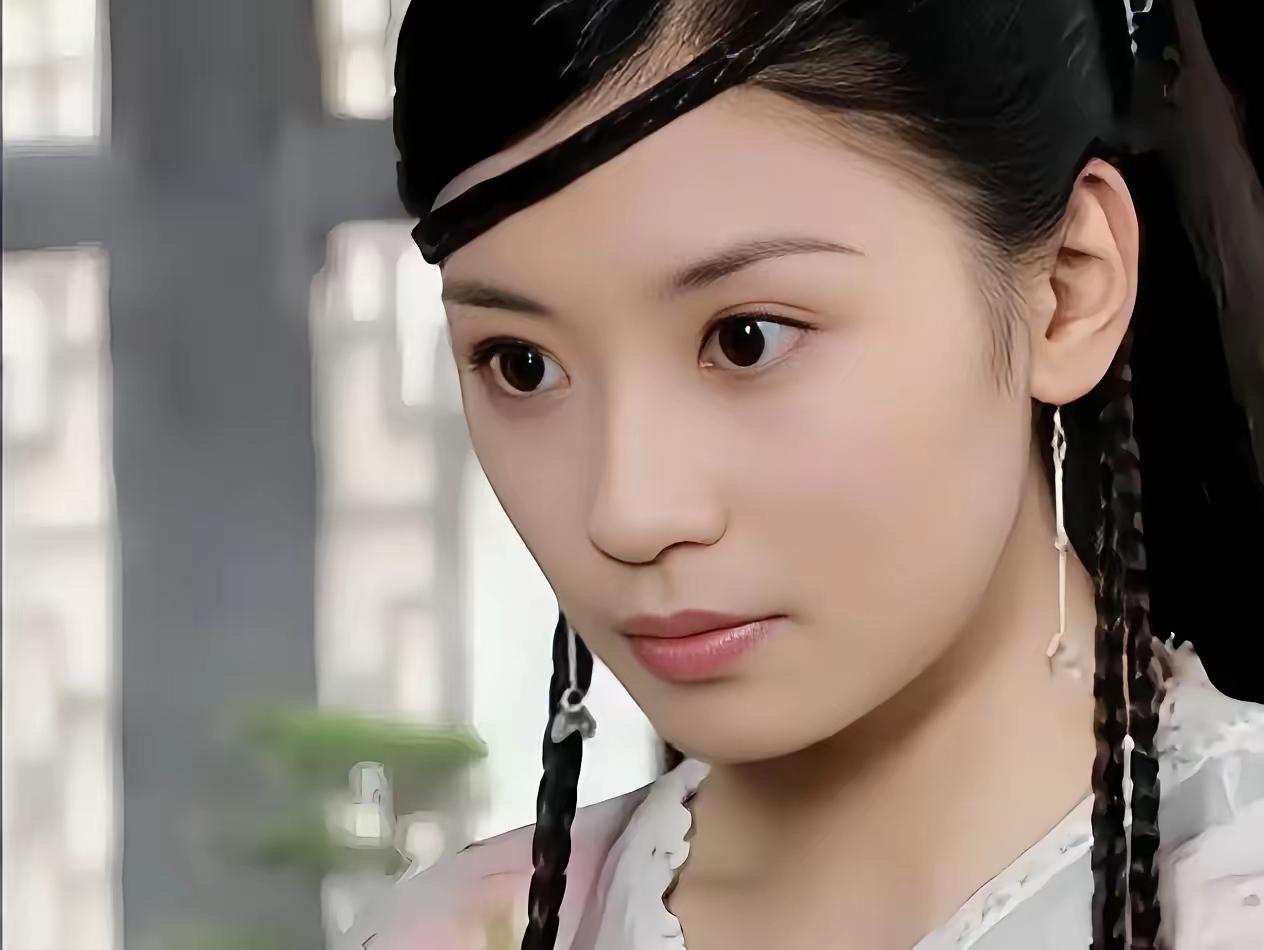 这种辫子不是所有女人都能驾驭的我觉得这种额头斜小辫的发型可好看了，最惊艳我的就