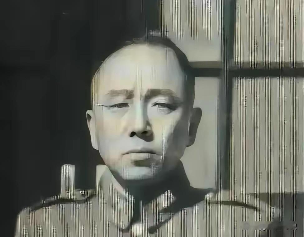 1940年，李守维在黄桥战役中溺水而死，好友冷欣便“强娶”了李守维的妻子马邦贞，