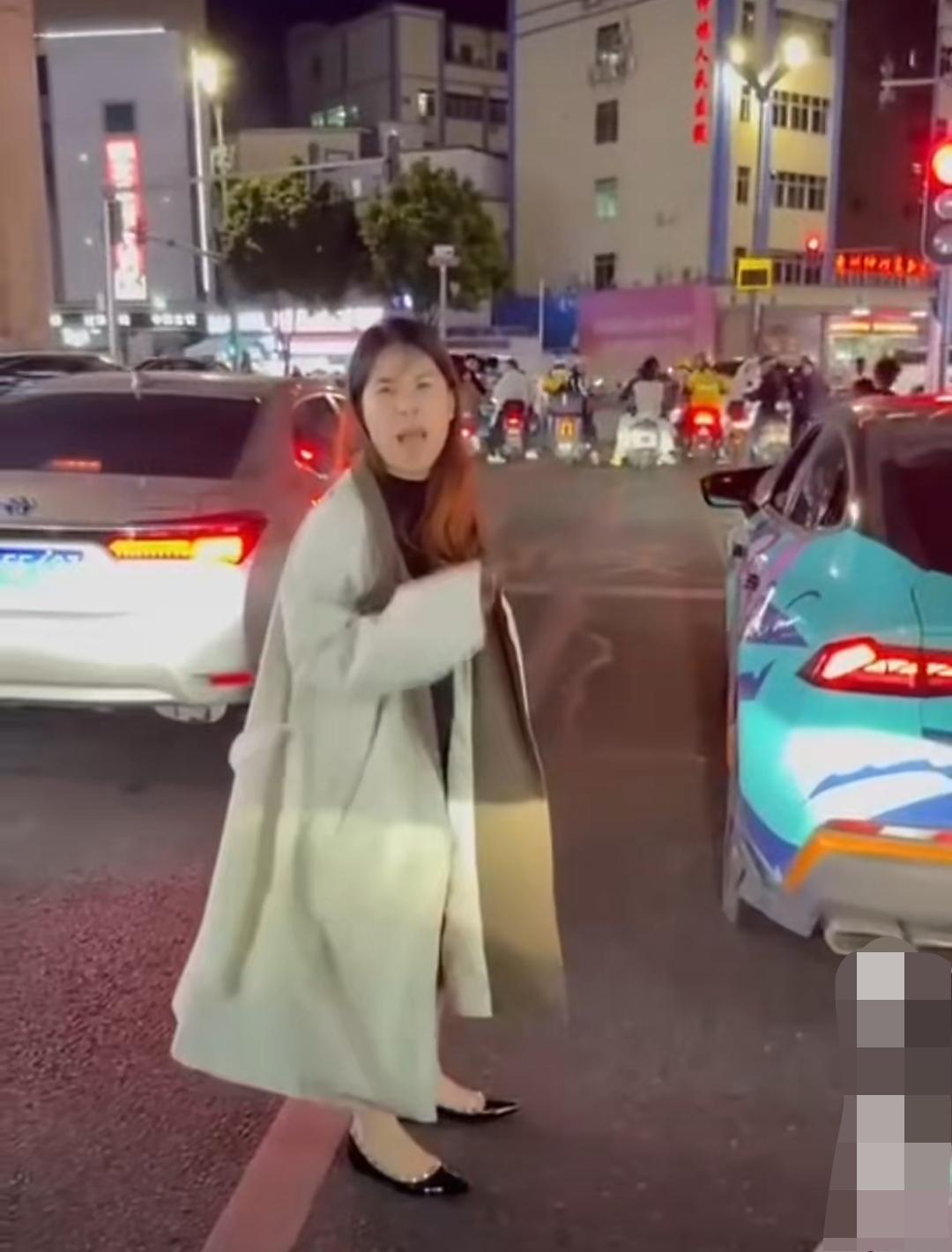 广东一女车主，账号主页上说自己25岁。把自己的车改的花里胡哨，平常不规范驾驶，开