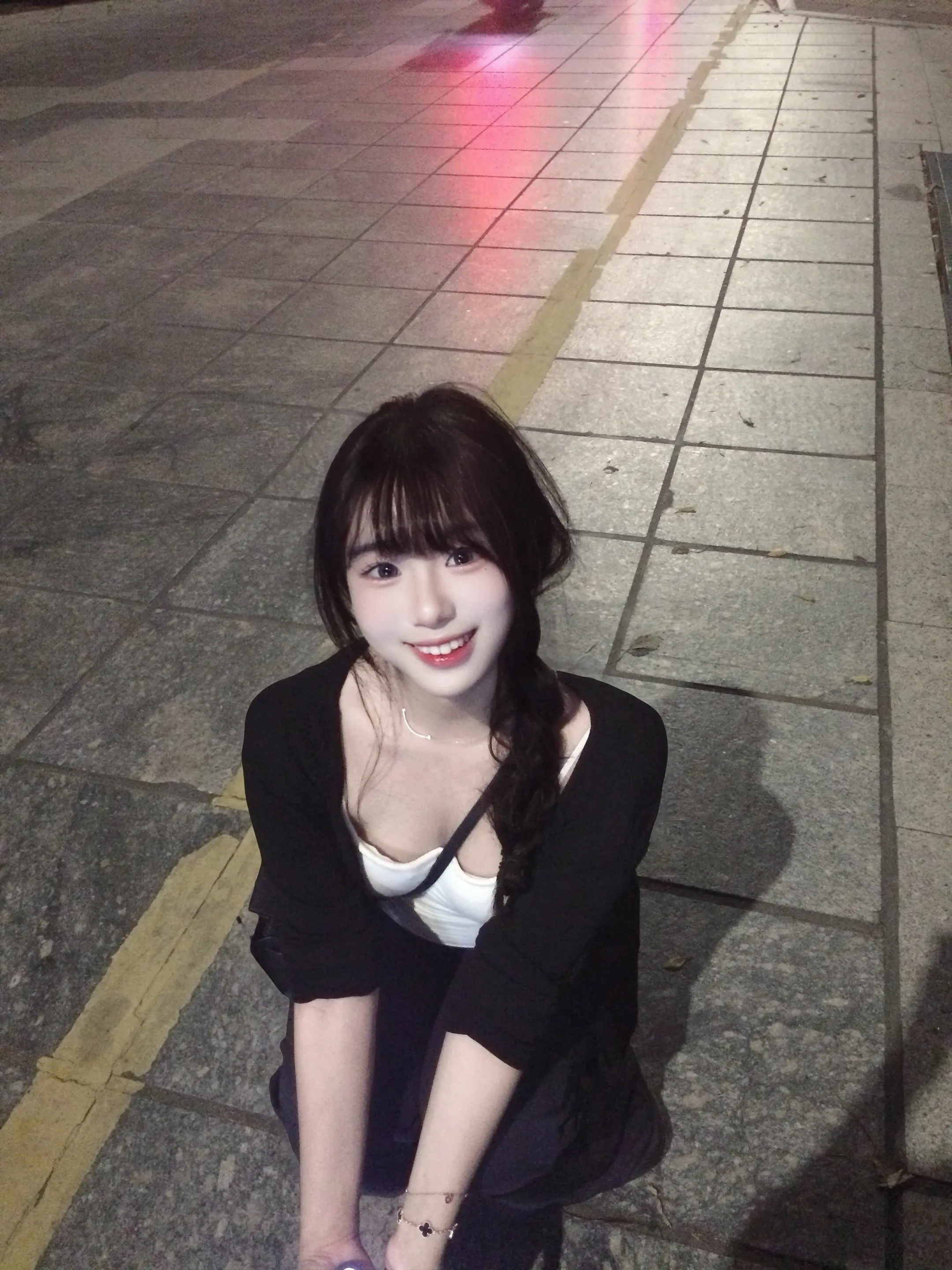 你眼睛会笑 弯成一条桥。