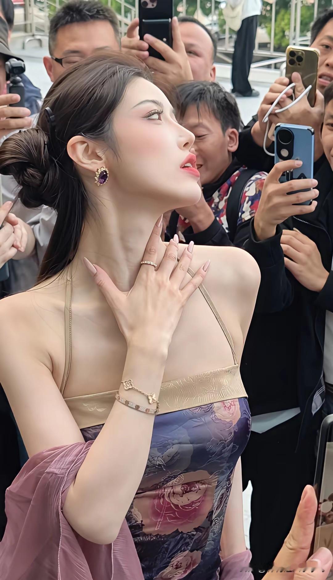 总会有一些女生喜欢搔首弄姿的，偏偏会有一群男性围在她们的周围，这个女生的话，呃，