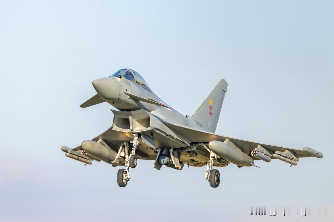 “台风”战斗机首次被拍到挂载非制导火箭巢在沃顿（Warton）的BAE系统公