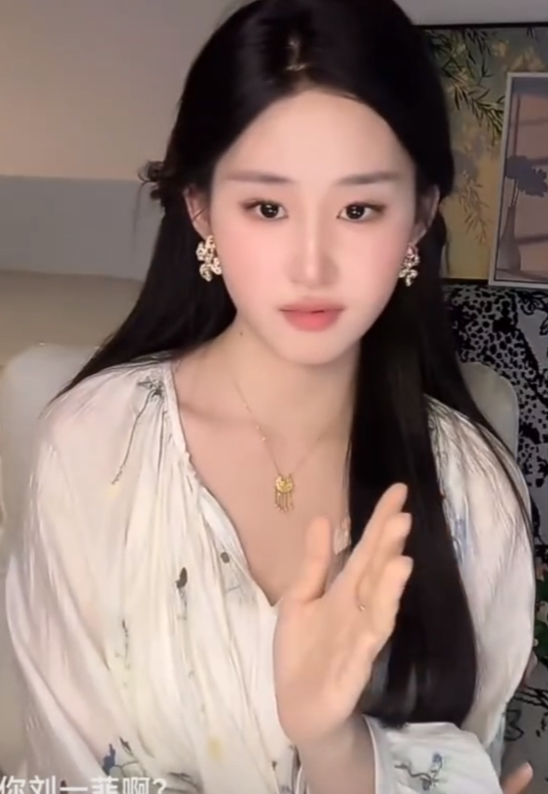 这个女网红长得很像刘亦菲，有人说她改造过，她说自己天生就长这样，不知道刘亦菲看到
