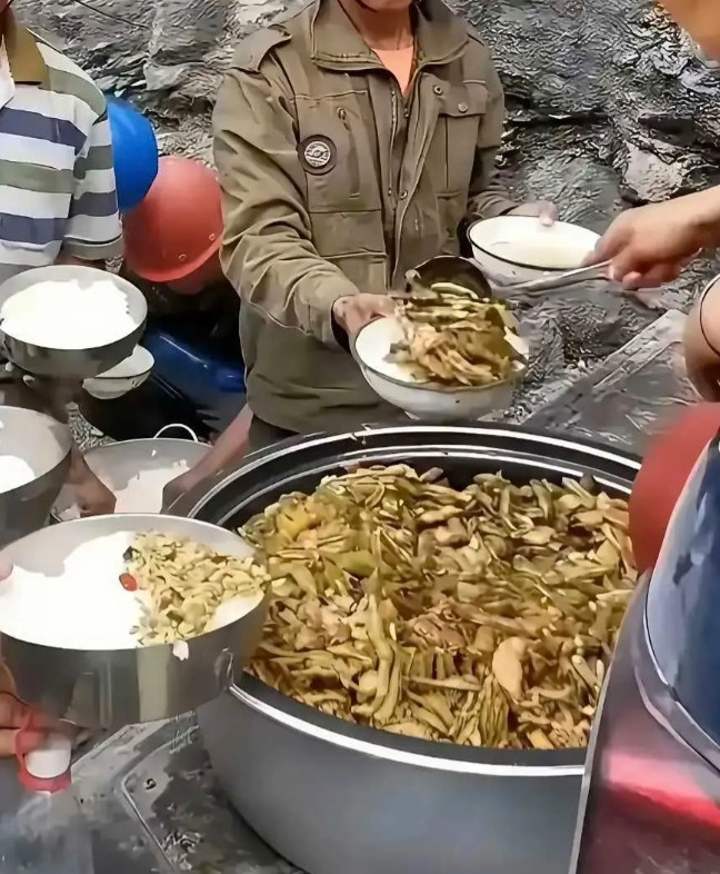 工地民工伙食PK单位食堂伙食