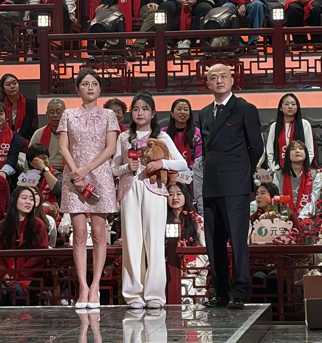 包贝尔一家三口齐聚辽宁春晚彩排，老婆漂亮女儿乖巧，一家三口在台上有说有笑，一家人