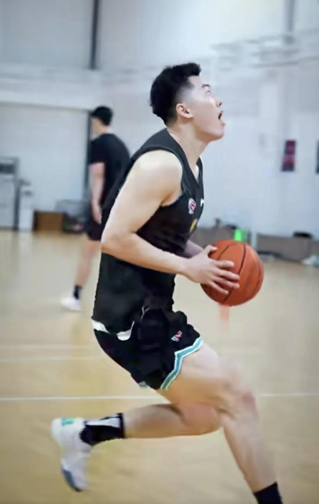 广东队夏训不断，持续提升！今天晚上，广东宏远篮球俱乐部官方发布了广东队在二沙岛