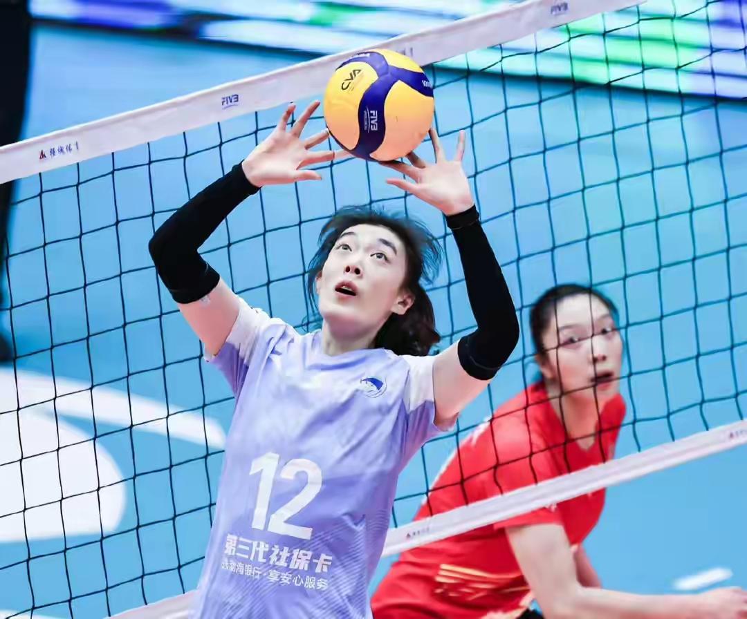 江苏女排几乎没有一个后3攻是顺溜成功的，无论是昊梦洁、唐欣还是范泊宁，均被马丁内