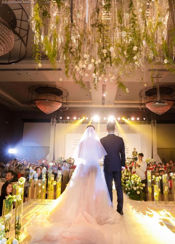 上海，一女子在酒店举办婚礼，大屏幕播放完她和新郎的结婚录像后，突然出现一张不雅照
