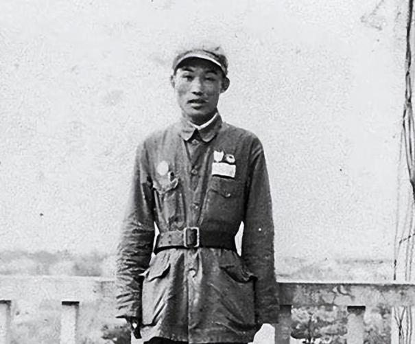 四百万解放军战士里，仅此一人，一生中9次荣获特等功，四次被毛主席接见，前无古人，